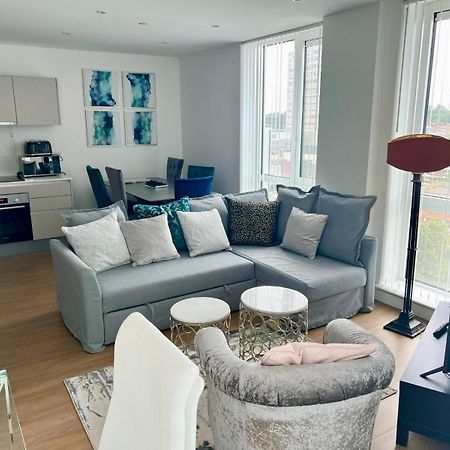 Spacious Urban Gem Apartment With Parking Bracknell Exterior foto